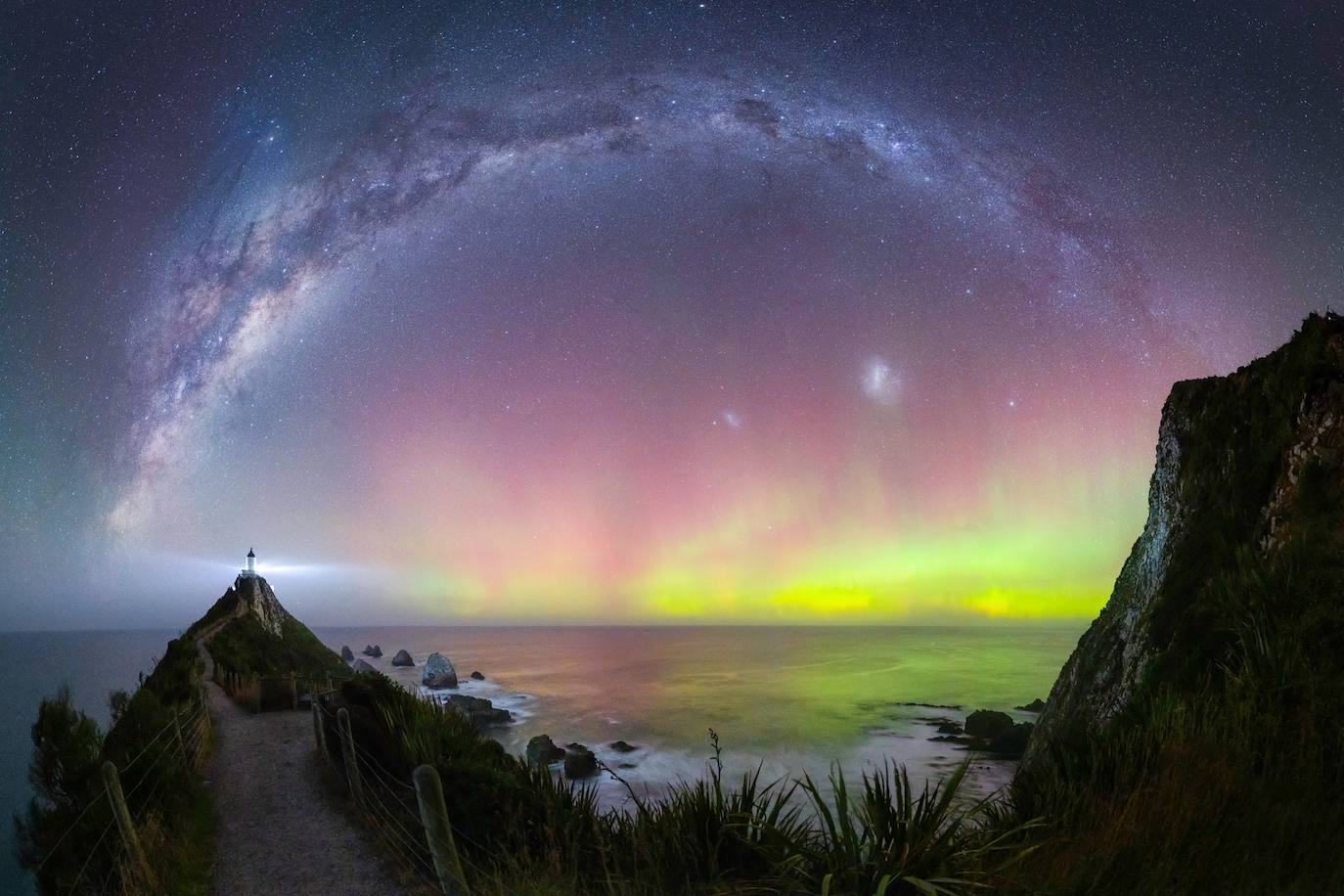 'Nugget Point Lighthouse Aurora'. Foto tomada en Faro de Nugget Point, Nueva Zelanda. "El faro está situado en un precipicio, donde el océano se une con el cielo. Desde aquí se obtienen vistas panorámicas de los mares del sur, por lo que es un lugar de ensueño para los fotógrafos".