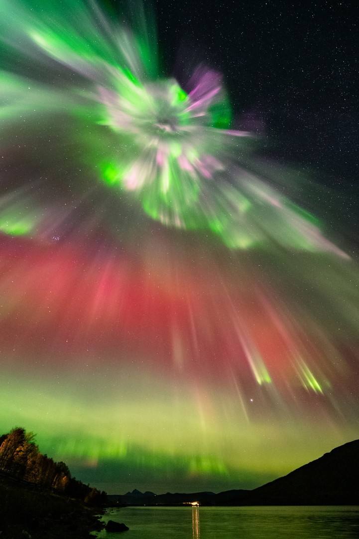 'An Explosion of Color'. Foto tomada en Tromsø, Noruega. "Una enorme Aurora roja recorrió el cielo del sur (visible a simple vista), mientras que otra espectacular Aurora explotó justo encima de mi cabeza".