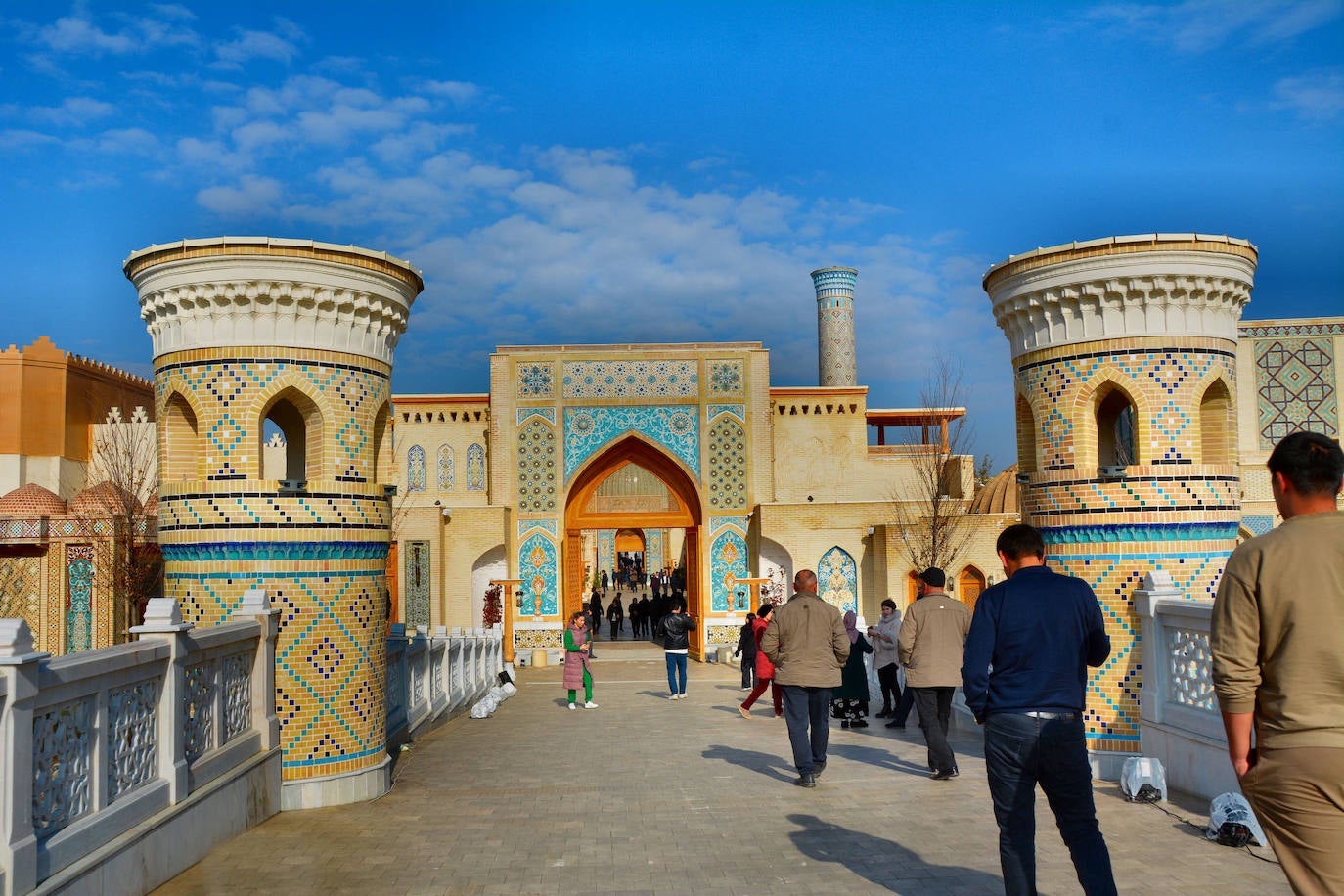 La Ciudad Eterna ocupa una isla a la que se accede por tres puentes que salvan 46 hectáreas de canales artificiales y conectan 20 km. de calles. Este es el puente que conduce al Arco del Triunfo, entrada principal de la Ciudad Eterna.