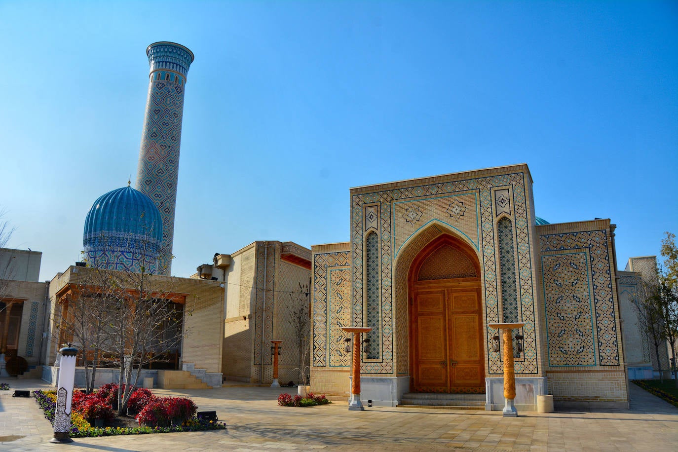 A diferencia de Occidente, en Asia se valoran las réplicas casi tanto como los originales. Puede que sea porque los objetos primitivos han sido destruidos en muchas ocasiones a causa de los terremotos, incendios, guerras, o simplemente por el paso del tiempo. En Occidente valoramos más el original aunque esté muy deteriorado. De ahí que en nuestras restauraciones hayan triunfado las reparaciones que diferencian claramente lo restaurado del original. En la imagen, reproducción de una plaza de la ciudad de Jizzakh.