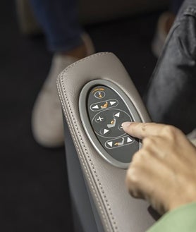 Imagen secundaria 2 - Los bogies construidos por la empresa Alstom se expanden o contraen para adaptarse a la vía en dos rampas construidas en Zweisimmen. Así pueden pasar del tramo de 1 metro al de 1,435 en una operación muy breve. A la derecha, el mando de los asientos de la clase superior, pensados para situarse siempre de cara a las mejores vistas.