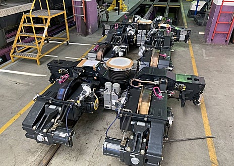 Imagen secundaria 1 - Los bogies construidos por la empresa Alstom se expanden o contraen para adaptarse a la vía en dos rampas construidas en Zweisimmen. Así pueden pasar del tramo de 1 metro al de 1,435 en una operación muy breve. A la derecha, el mando de los asientos de la clase superior, pensados para situarse siempre de cara a las mejores vistas.