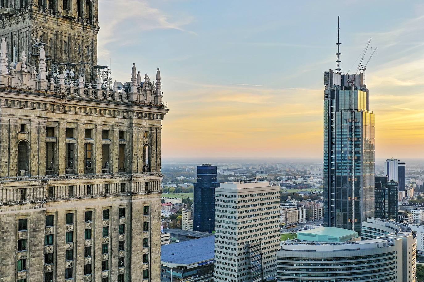 La Varso Tower vista desde un clásico, el Palacio de Cultura y Ciencia