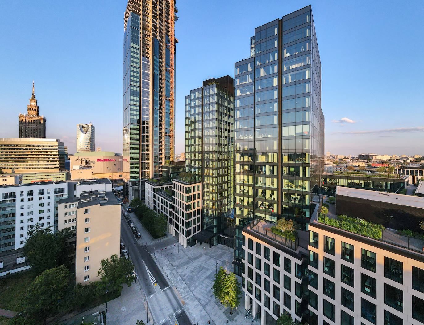 Aspecto del Varso Place, el nuevo desarrollo urbanístico de Varsovia. que incluye un hotel, oficinas y zonas comerciales. En el momento de tomar esta imagen, la Varso Tower aún estaba en la fase final de su construcción.