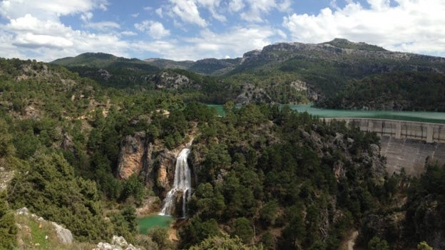 Vista del Aguascebas y una de las cascadas que forma su desagüe