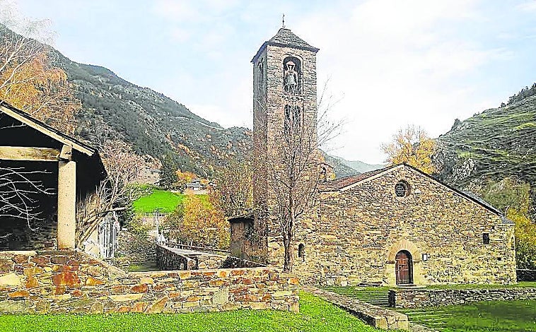 Imagen principal - A la izquierda, Sant Climent, en Pal, una de las más antiguas. A la derecha, la iglesia de Sant Esteve, con su torre campanario circular de diecisiete metros y medio de altura. En la foto superior, San Martín, en la Cortinada. El edificio es de origen románico (s. XII) con importantes modificaciones durante el siglo XX