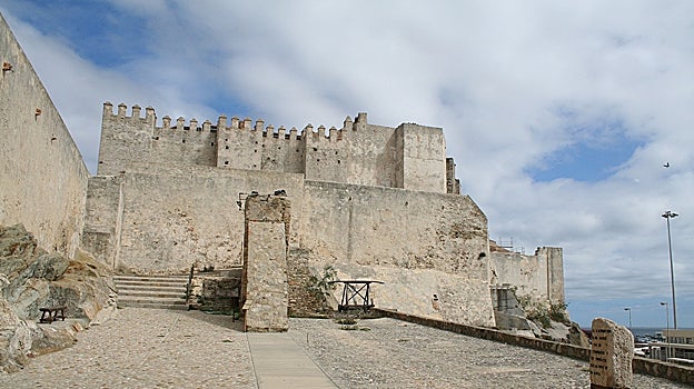 Castillo de Guzmán el Bueno