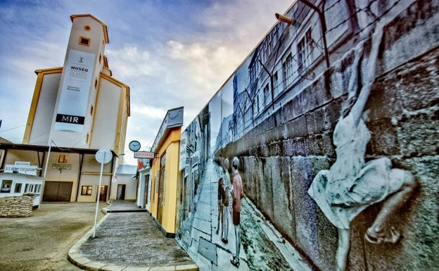 Entrada al Museo de Radiocomunicación Bocanegra, en Belorado, con una reproducción de la Friedrichstrasse y el Checkpoint Charlie de Berlín