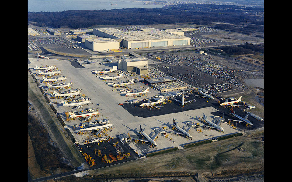 Una vista aérea de la fábrica de Boeing en Everett, donde se fabricó el 747. La construcción de esta instalación comenzó en 1966. Sigue siendo el edificio más grande del mundo por volumen.