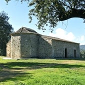 La ermita medieval de La Nava, un museo en un valle de encinas centenarias