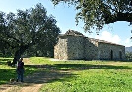 La ermita medieval de La Nava, un museo en un valle de encinas centenarias