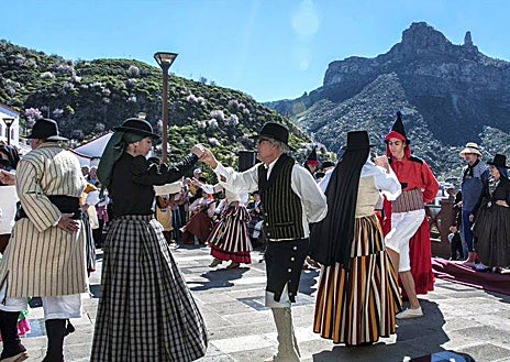 Imagen secundaria 1 - lLa Fiesta del Almendro en Flor es un acontecimiento único, considerada como Fiesta de Interés Turístico Nacional. El pueblo está situado en el Paisaje cultural del Risco Caído y montañas sagradas de Gran Canaria, inscrito en 2019 en la lista del Patrimonio Mundial de la Unesco.