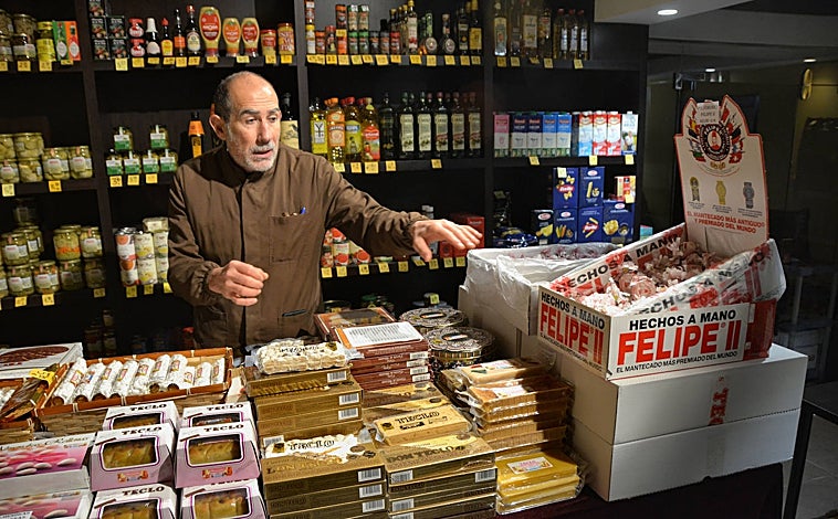 Imagen principal - En la foto superior, El Arratiano, una tienda de alimentación y pastelería. Sobre estas líneas, el Asador Sugarra, en la esquina de Calle Santa María, 13 y Calle del Perro. A la derecha. Sombreros Gorostiaga, donde se venden gorras desde 1857.