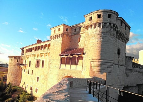 Imagen secundaria 1 - Las visitas teatralizadas al castillo y las murallas permiten conocer mejor la historia de esta fortaleza. La obra 'Cuervos', que puede verse en el castillo, es una producción de la Concejalía de Turismo, que alude al hecho de que a mediados del siglo XVI Felipe II y toda su corte vestían rigurosamente de negro, llamado 'negro ala de cuervo'. Para más información: 921 14 22 03 (Oficina de turismo).