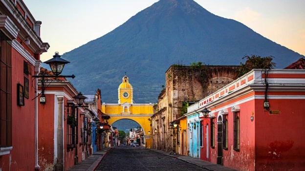 La ciudad de Antigua Guatemala fue fundada por Pedro de Alvarado en 1543 con el nombre de Santiago de los Caballeros