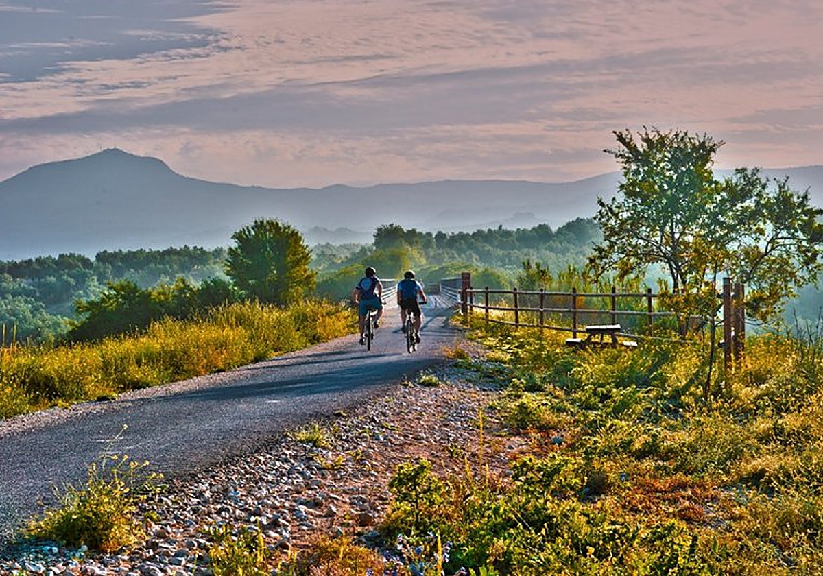 La Vía Verde de la Subbética es un bello trazado que tiene una parada importante en Doña Mencía