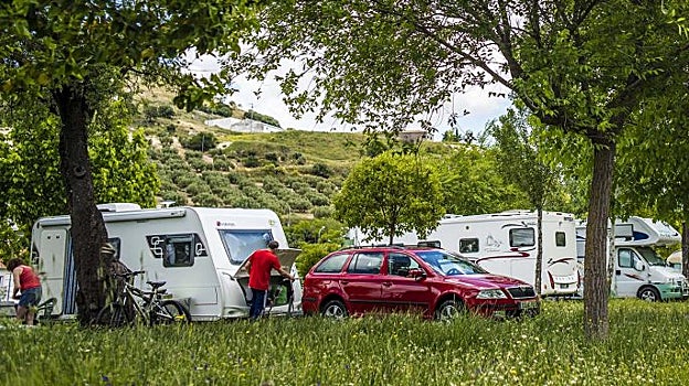 El área de autocaravanas se encuentra junto a la Vía Verde