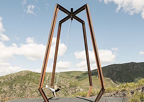 Imagen secundaria 1 - IIIEl nuevo columpio de Librán, diseñado por el estudio Pareid Architecture, de la arquitecta berciana Déborah López