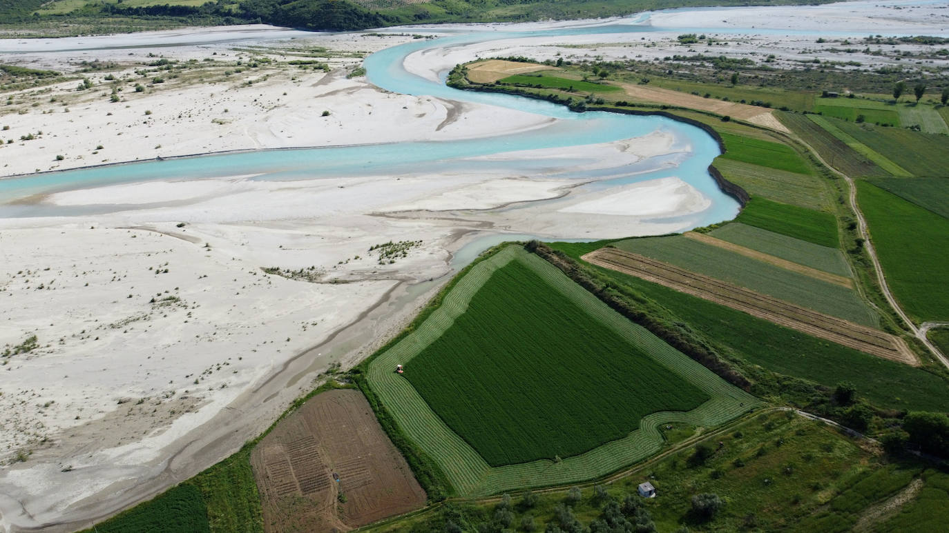 El río Vjosa en Albania es uno de los últimos grandes ríos salvajes de Europa, fuera de Rusia. Esta zona silvestre se compone de un enorme mosaico de diferentes tipos de hábitats, desde las gargantas estrechas en la parte superior hasta los ríos trenzados en la parte media y el delta casi natural en el mar Adriático. Solo el tramo medio se compone de al menos ocho tipos de hábitats que tienen la mayor importancia para la conservación en la UE, según los expertos que han participado en el documento aprobado