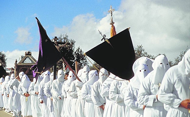 Cofrades de Bercianos con las túnicas que servirán de mortaja