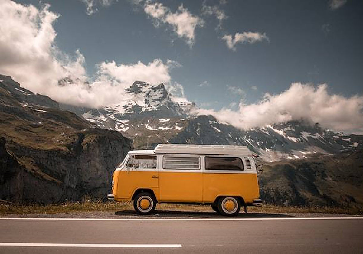 Deja todo y vive en una furgoneta: la nueva tendencia de libertad sobre ruedas
