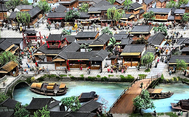 Imagen principal - En la foto superior, la maqueta del Gran Canal a su paso por Hangzhou durante la dinastía Qing. A la izquierda, el puente de los Cinco Pabellones, en Yangzhou. A la derecha, uno de los ramales del Gran Canal en verano.