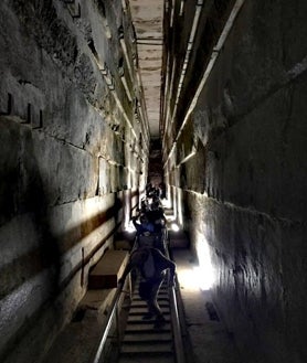 Imagen secundaria 2 - La entrada está en la cara norte, a veinte metros de altura. Antes de subir la escalera, formada por los propios bloques de piedra, podrá ver los pocos bloques de revestimiento que quedan. La Gran Galería (debajo, a la derecha) tiene cincuenta metros de longitud, dos de ancho, diez de alto, con una inclinación de 26º.