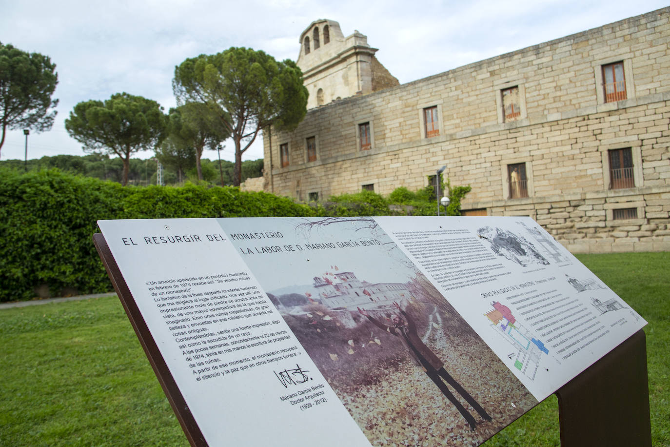 El arquitecto Mariano García Benito supo, mediante el anuncio de un periódico en 1974, que se vendían las ruinas de un monasterio. Al verlo, le parecieron unas "ruinas majestuosas", de una "envergadura mayor a la que había imaginado". A las pocas semanas tenía en su poder la escritura de la propiedad.