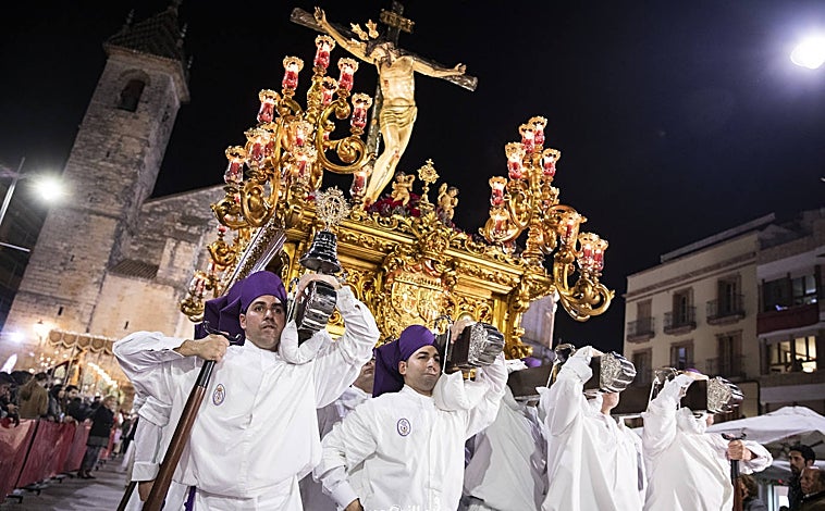 Imagen principal - Los personajes que acompañan los pasos en Puente Genil (sobre estas líneas, a la izquierda) cubren sus caras con los 'rostrillos'. A la derecha, la Semana Santa de Écija. En la foto superior, Lucena.