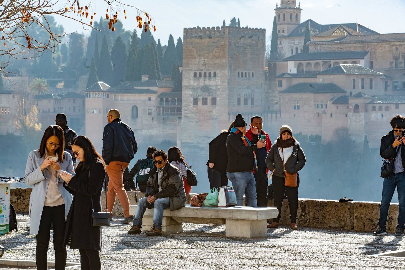 Un grupo de turistas disfruta de las vistas de la Alhambra en el mirador de San Nicolás. En la posición número 35, la Alhambra granadina, con 114.039 reseñas.