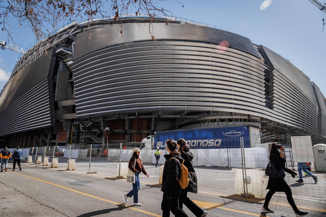 En la posición número 27 del top está el estadio Santiago Bernabé, con 121.773 reseñas. Del 21 al 30, esta es la clasificación: Basílica de San Pedro, en la Ciudad del Vaticano; Museo Británico, en Londres; Castillo de Wawel, en Polonia; Tower Bridge, en Londres; Arena de Verona, en Italia; Duomo de Milán; Estadio Santiago Bernabéu, en Madrid; Palacio de Versalles, en Francia; Palacio de Schönbrunn, en Austria; Ponte Vecchio, en Florencia.