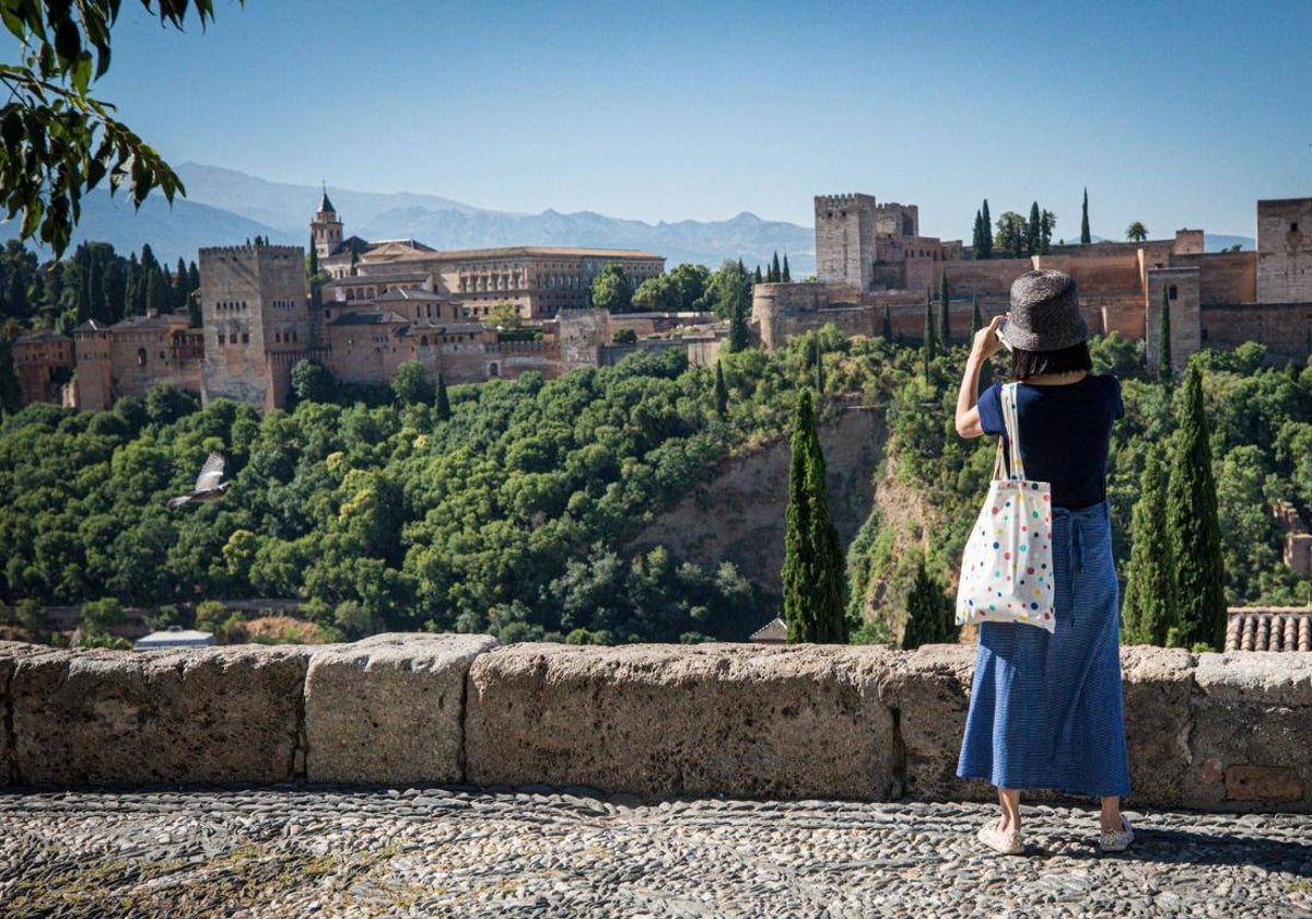 Imagen de una turista en un mirador a la Alhambra