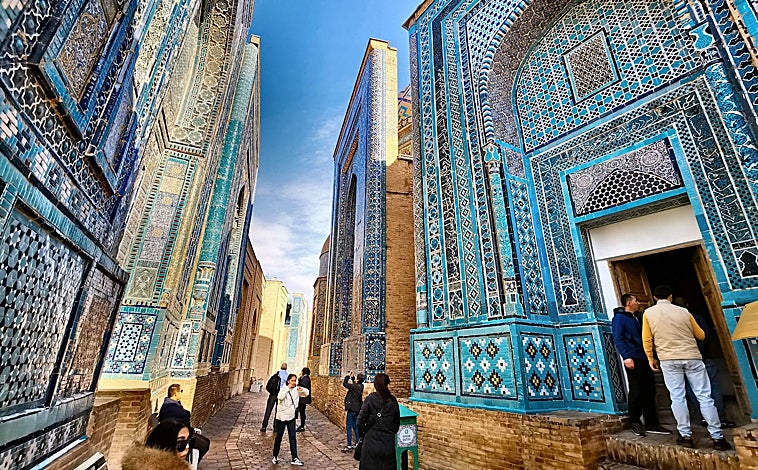 Imagen principal - En la foto superior, el Mausoleo Shah i Zinda (en persa 'Rey Viviente'). Lo más llamativo es una estrecha calle donde se alzan a ambos lados veinte suntuosos edificios de los siglos XI al XIX. A la izquierda, el Complejo Silk Road Samarkand con el telón de fondo de los Montes Fann de la cordillera de Pamir. A la derecha, una quimera (monstruo imaginario) a la entrada de Buyuk. 