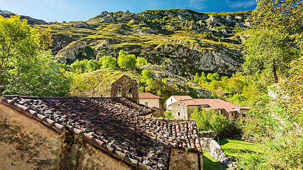 Vista de Bulnes de Abajo desde la iglesia de San Martín