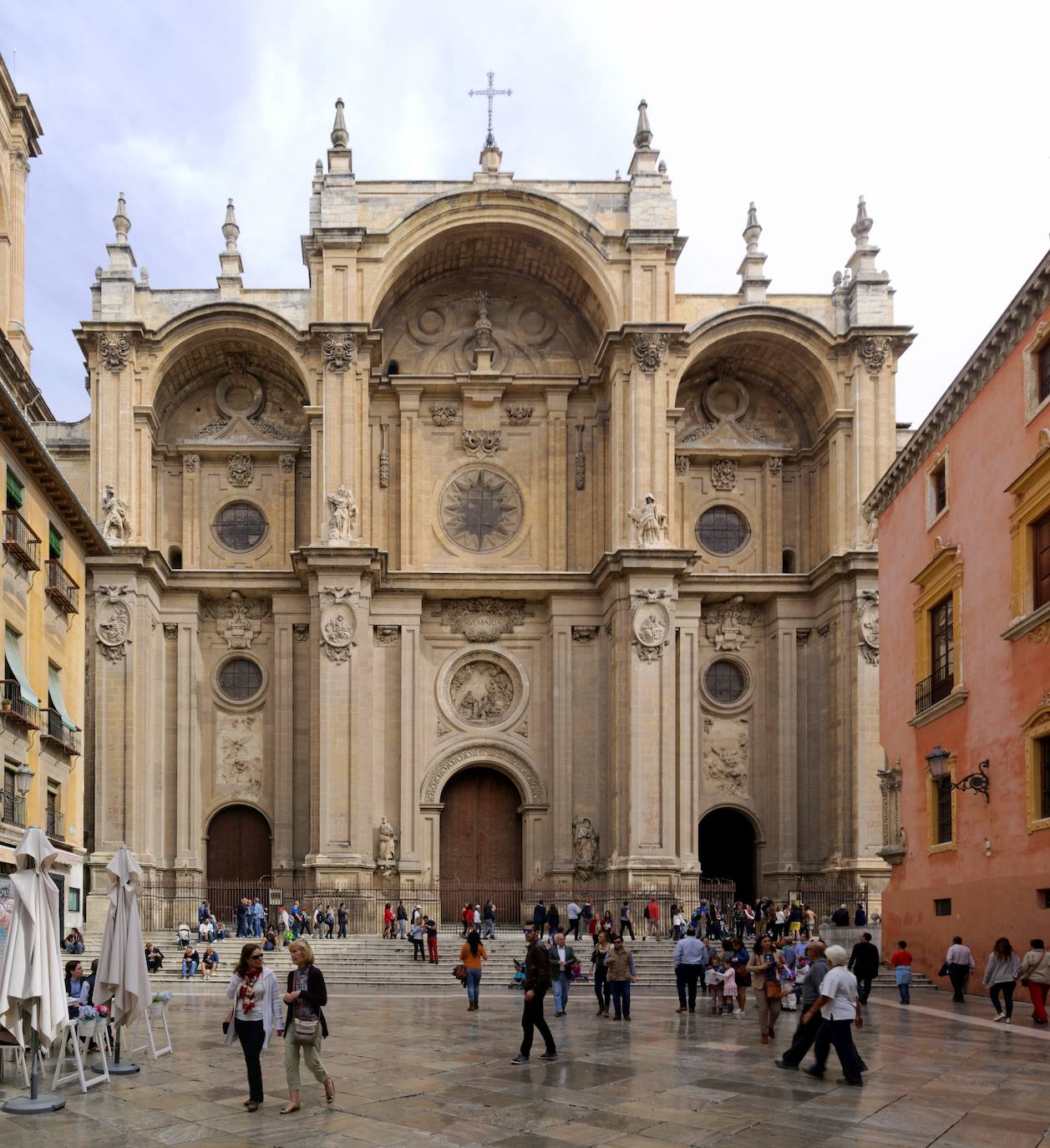 Catedral de Granada. Reseñas: 23.719. Una de las obras cumbres del Renacimiento español, construida entre 1526 y 1561 por el arquitecto Diego de Siloé. La fachada principal, proyectada por Alonso Cano, tiene una estructura gótica. Adosada a la catedral se encuentra la Capilla Real, que alberga el sepulcro de los Reyes Católicos.