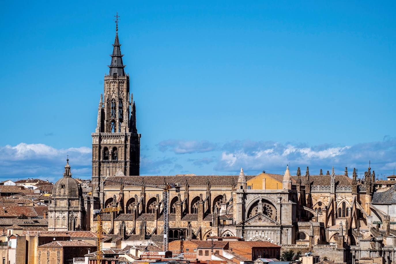 Catedral Primada de Toledo. Reseñas: 25.454. La catedral de Santa María de Toledo, está considerada por algunos como la opera magna del estilo gótico en España. Su construcción comenzó en 1226 bajo el reinado de Fernando III el Santo y las últimas aportaciones góticas se dieron en el siglo XV cuando en 1493 se cerraron las bóvedas de los pies de la nave central, en tiempos de los Reyes Católicos.