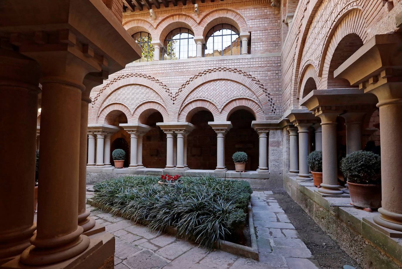Basílica de Montserrat: 39.964 reseñas. El monasterio y la basílica de Montserrat se encuentran en el parque natural de Montserrat, famoso por sus formaciones rocosas abruptas. Cada año, miles de personas acuden a este santuario para venerar a la Virgen de Montserrat, la actual patrona de Cataluña, más conocida como la «Moreneta» por el color oscuro de su cara y sus manos. En la foto, el claustro, tras su restauración, en 2019.