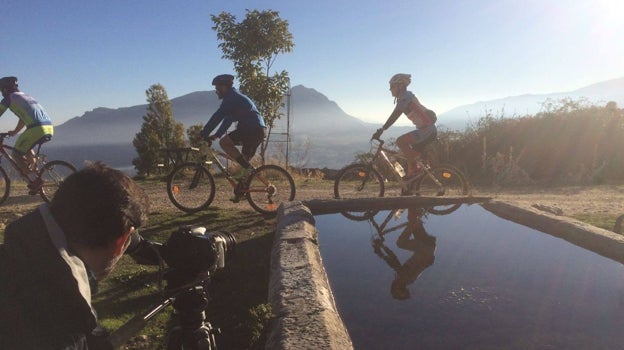 Grupo de ciclistas frente a la Peña del Águila