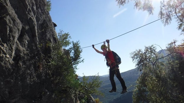 Puente tibetano en la ferrata de Castilo de Locubín