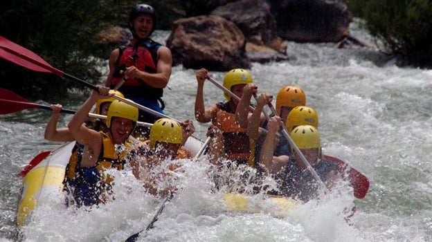 Grupo practicando rafting en el paraje de Puente Ortega