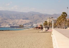 Las mejores playas de Almería capital para disfrutar del mar sin coger el coche