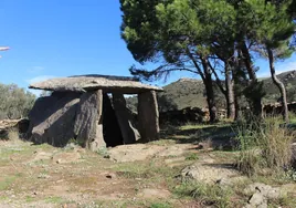 Un pueblo en la Costa Brava con un conjunto de dólmenes y menhires de más de tres mil años