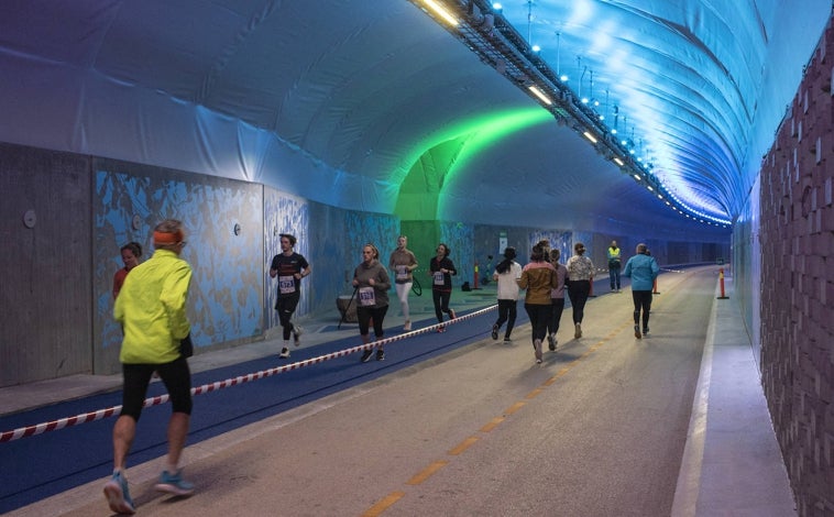 Imagen principal - En el nuevo túnel de Bergen para uso deportivo (bicicletas, corredores, a pie) hay una temperatura constante de 7 grados, a salvo de las nevadas o el frío extremo en esta ciudad noruega. 