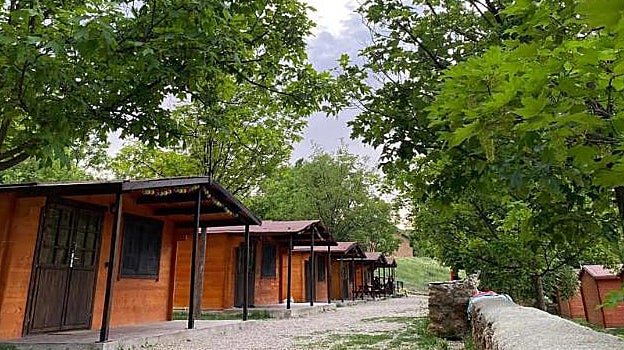 Zona de bungalows en el Camping Las Menas de Serón.