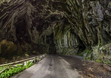 El pueblo al que solo se puede acceder por una cueva natural de 250 metros