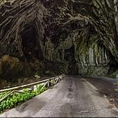 El pueblo al que solo se puede acceder por una cueva natural de 250 metros