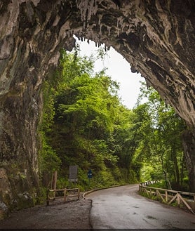 Imagen secundaria 2 - lLa Cuevona es una de las contadas cavidades naturales del mundo cruzada de extremo a extremo por una carretera asfaltada -decididamente angosta en este caso-, que va a morir entre las casas de Cuevas del Agua. Sobre estas líneas, a la izquierda, una panera, antigua edificación rural sobre pilares para almacenar el cereal.
