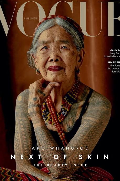 Apo Whang-Od, icónica tatuadora filipina de la etnia Kalinga, ha sido reconocida en todo el mundo por su excepcional arte corporal y su legado cultural. Recientemente fue la mujer más longeva en aparecer en una portada de la revista Vogue.