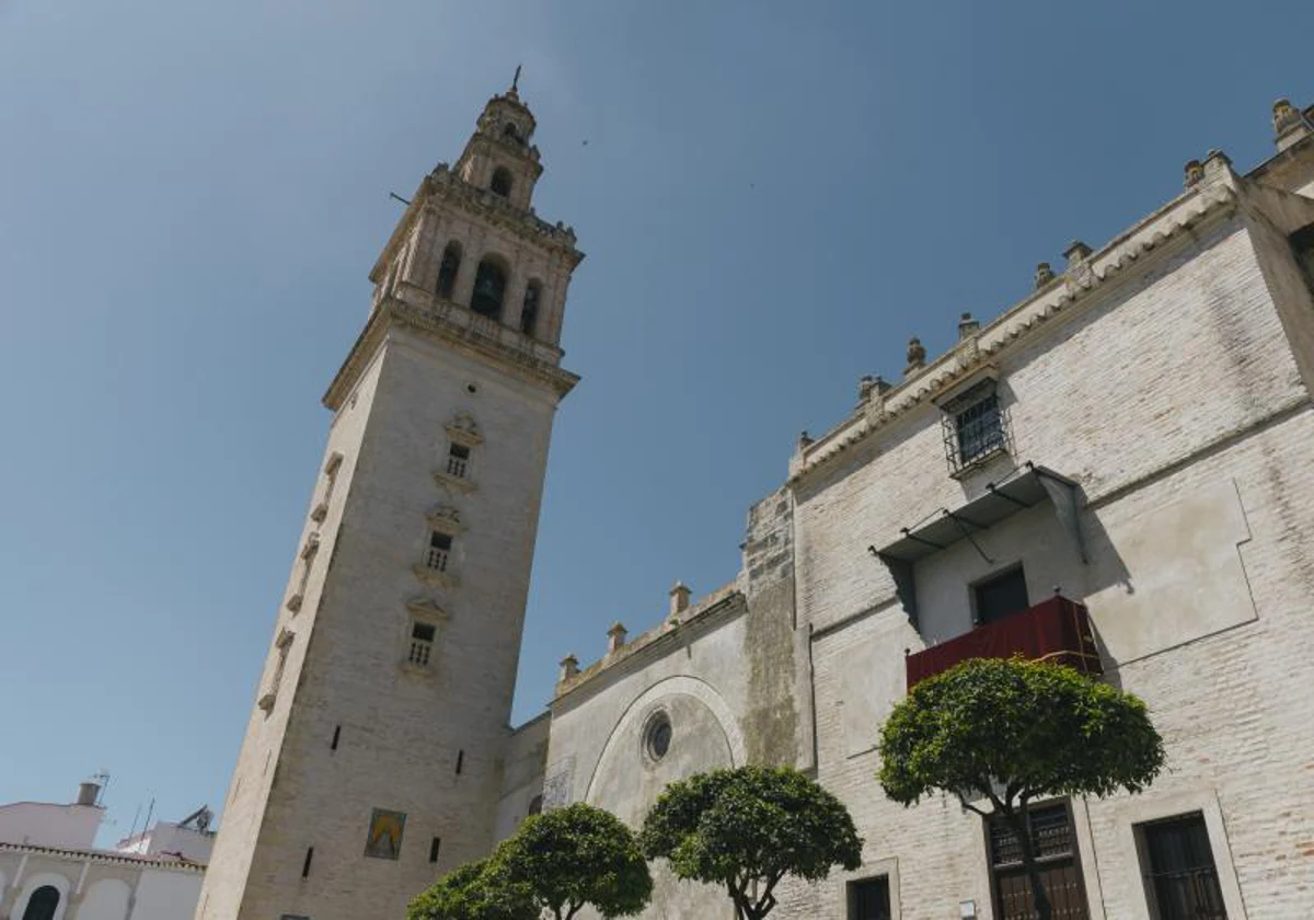 La iglesia de Santa María de la Oliva y la Giraldilla