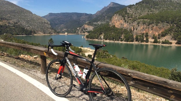 Bicicleta en la carretera del pantano